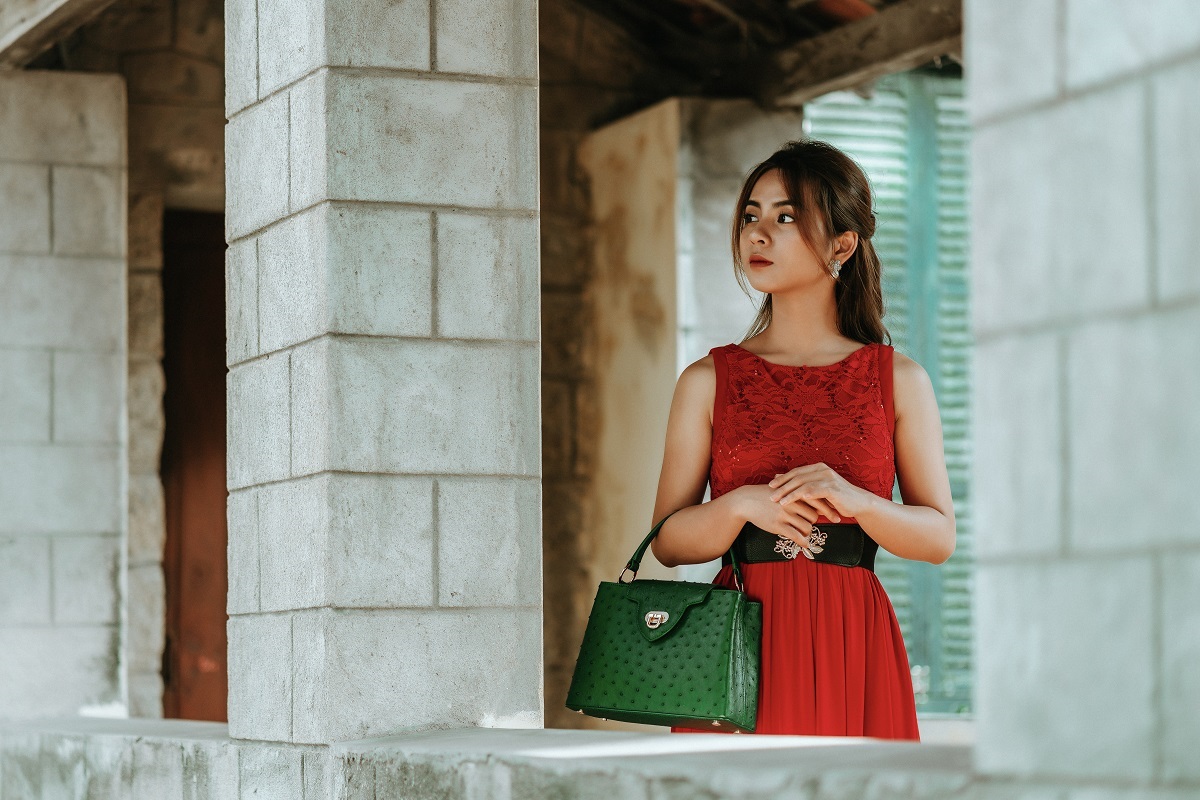 Độc đáo thời trang công sở với túi xách da đà điểu, cá sấu Khatoco - Ảnh 4.