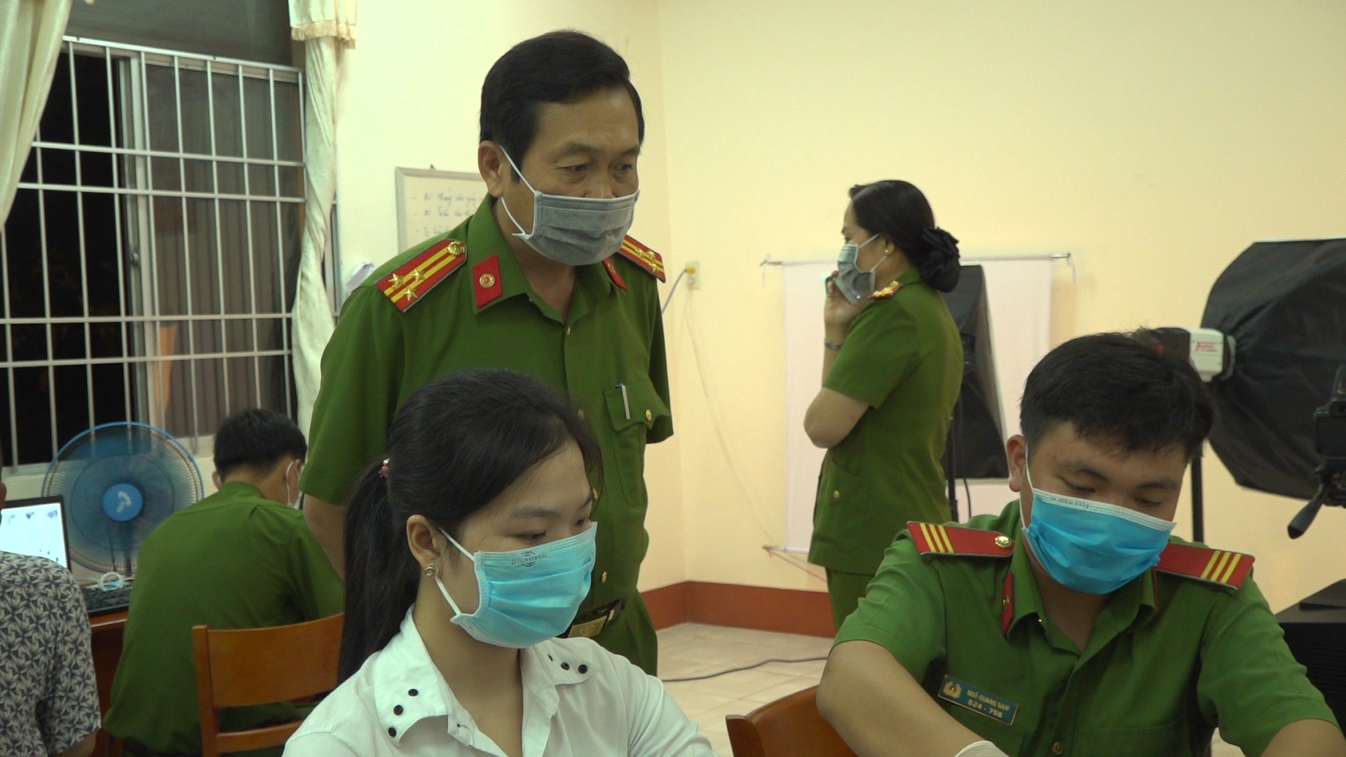 CLIP: Trắng đêm cấp căn cước công dân ở vùng cực Nam Tổ quốc - Ảnh 2.
