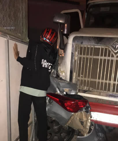 Xe container bất ngờ tự trôi, tông trúng 2 ôtô
