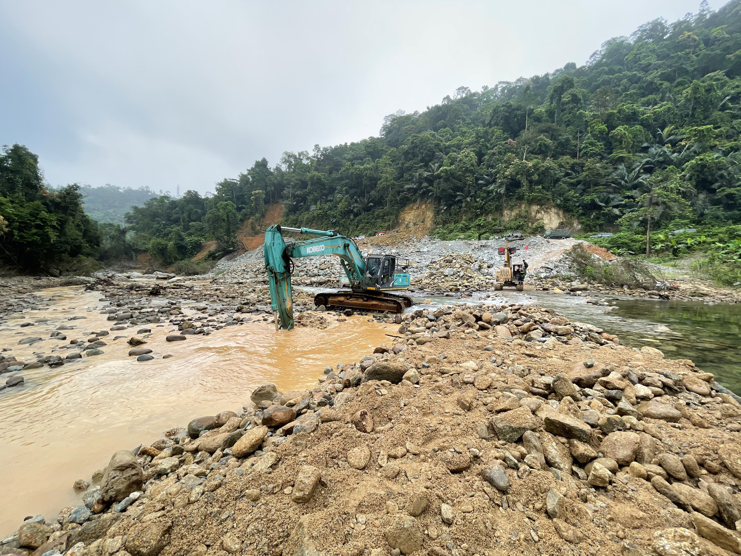 Trở lại tìm kiếm 11 công nhân Rào Trăng 3 bị mất tích
