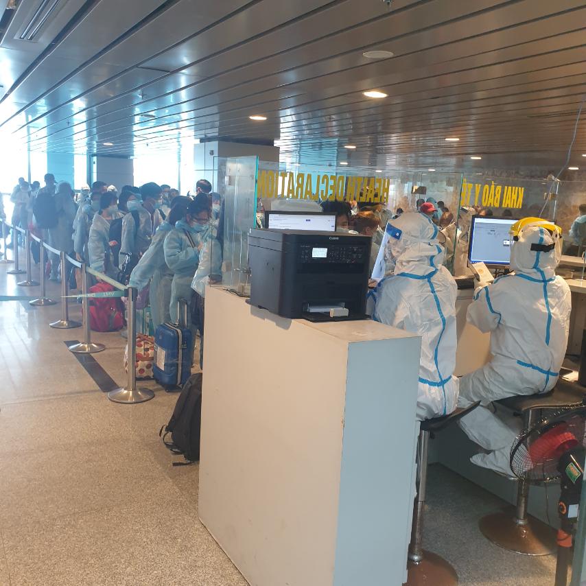 Vietnam Airlines tái khởi động bay thương mại quốc tế, hành khách được cách ly thế nào? - Ảnh 1.
