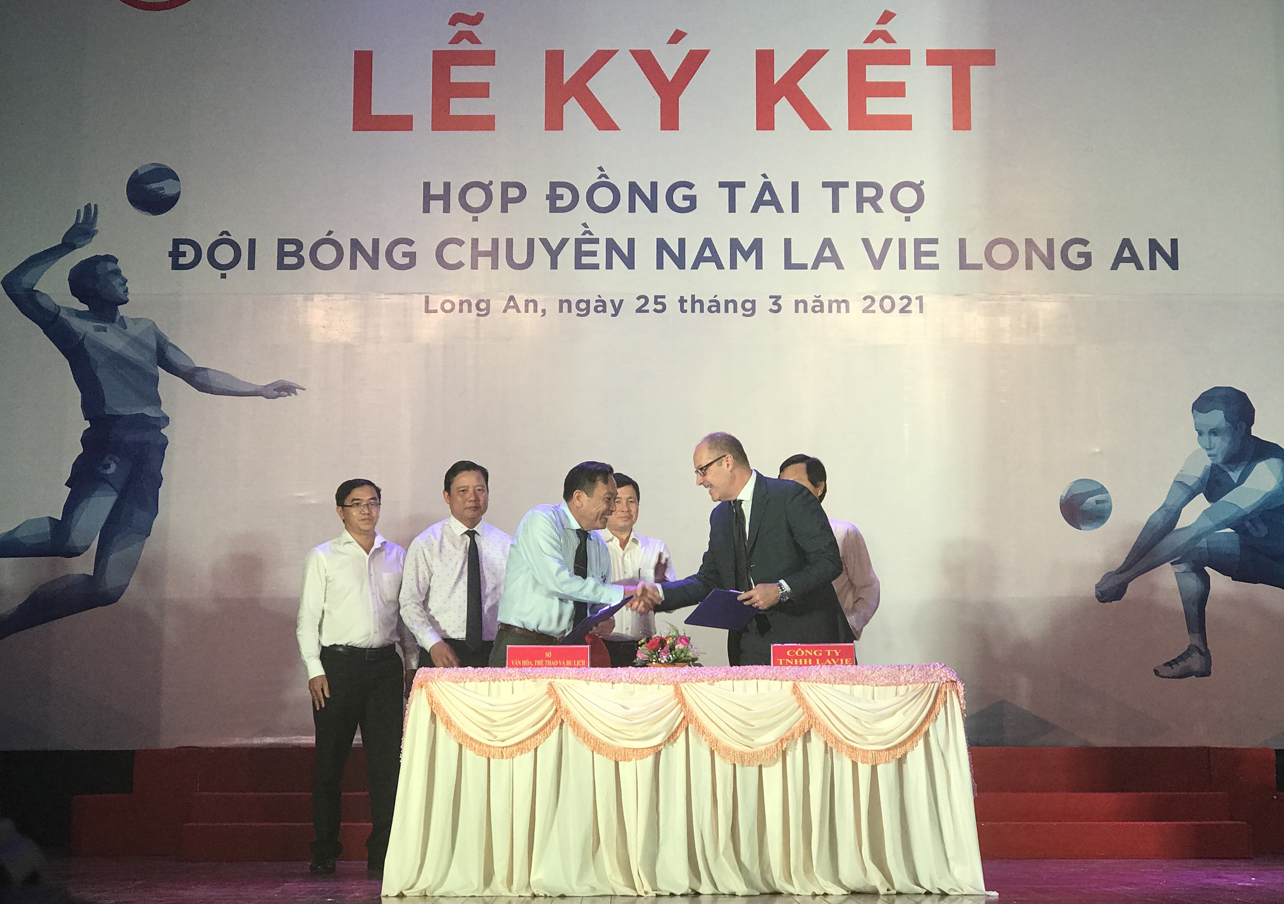 Nhận t&agrave;i trợ 10 tỉ đồng, b&oacute;ng chuyền nam Long An mơ ng&agrave;y trở lại - Ảnh 1.