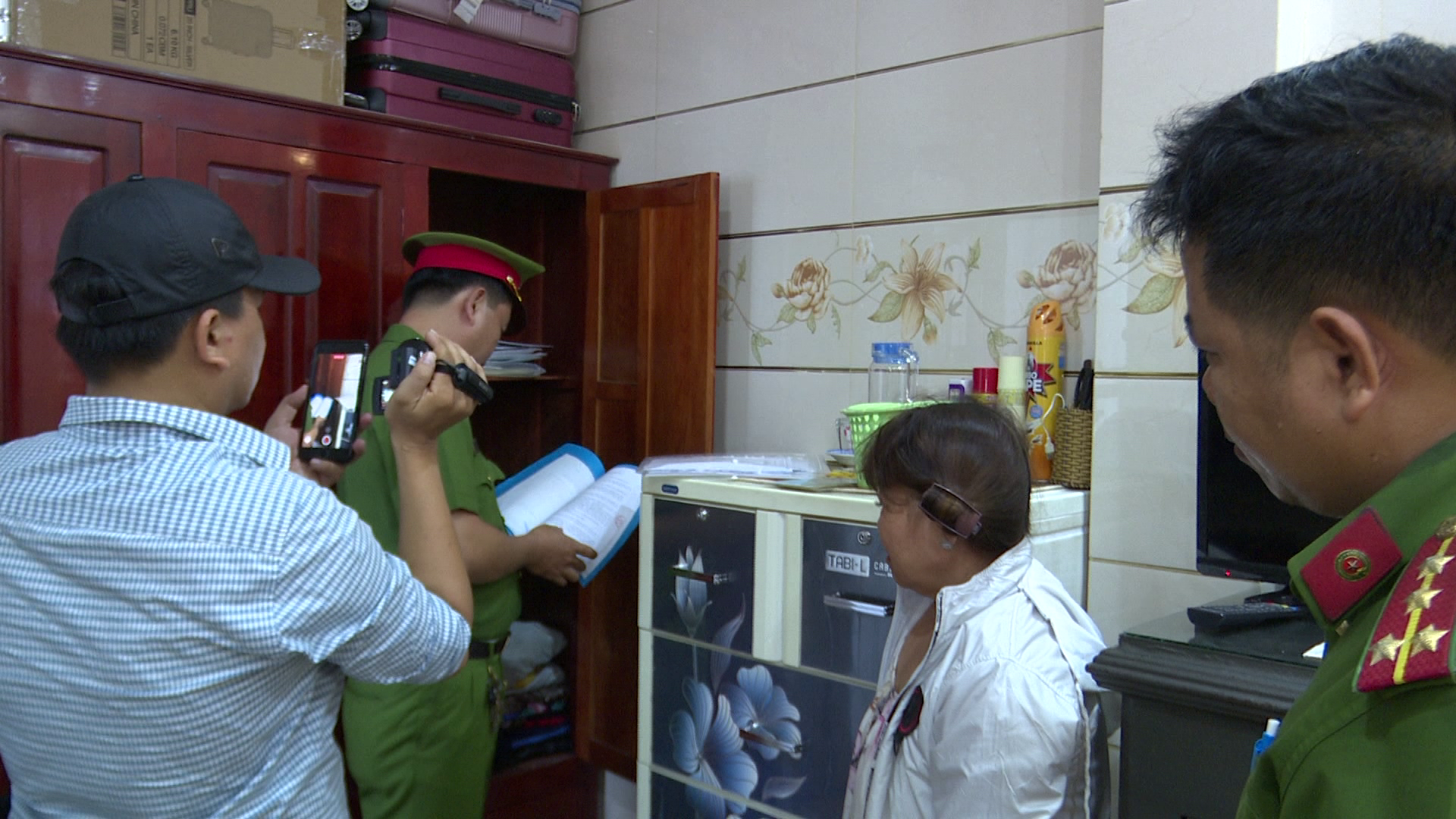 CLIP: H&agrave;nh tr&igrave;nh triệt ph&aacute; băng nh&oacute;m tội phạm đặc biệt nghi&ecirc;m trọng ở Tiền Giang - Ảnh 2.