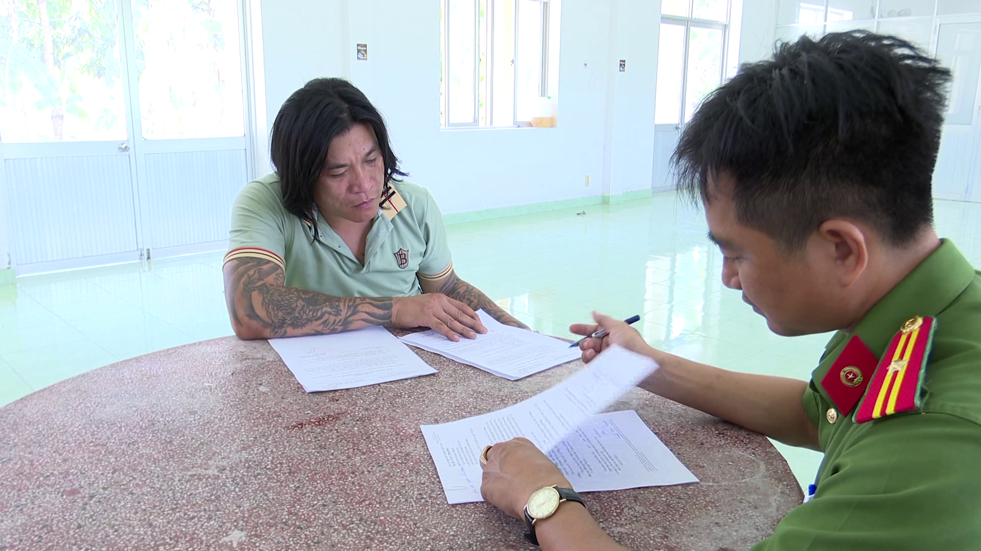 CLIP: H&agrave;nh tr&igrave;nh triệt ph&aacute; băng nh&oacute;m tội phạm đặc biệt nghi&ecirc;m trọng ở Tiền Giang - Ảnh 6.