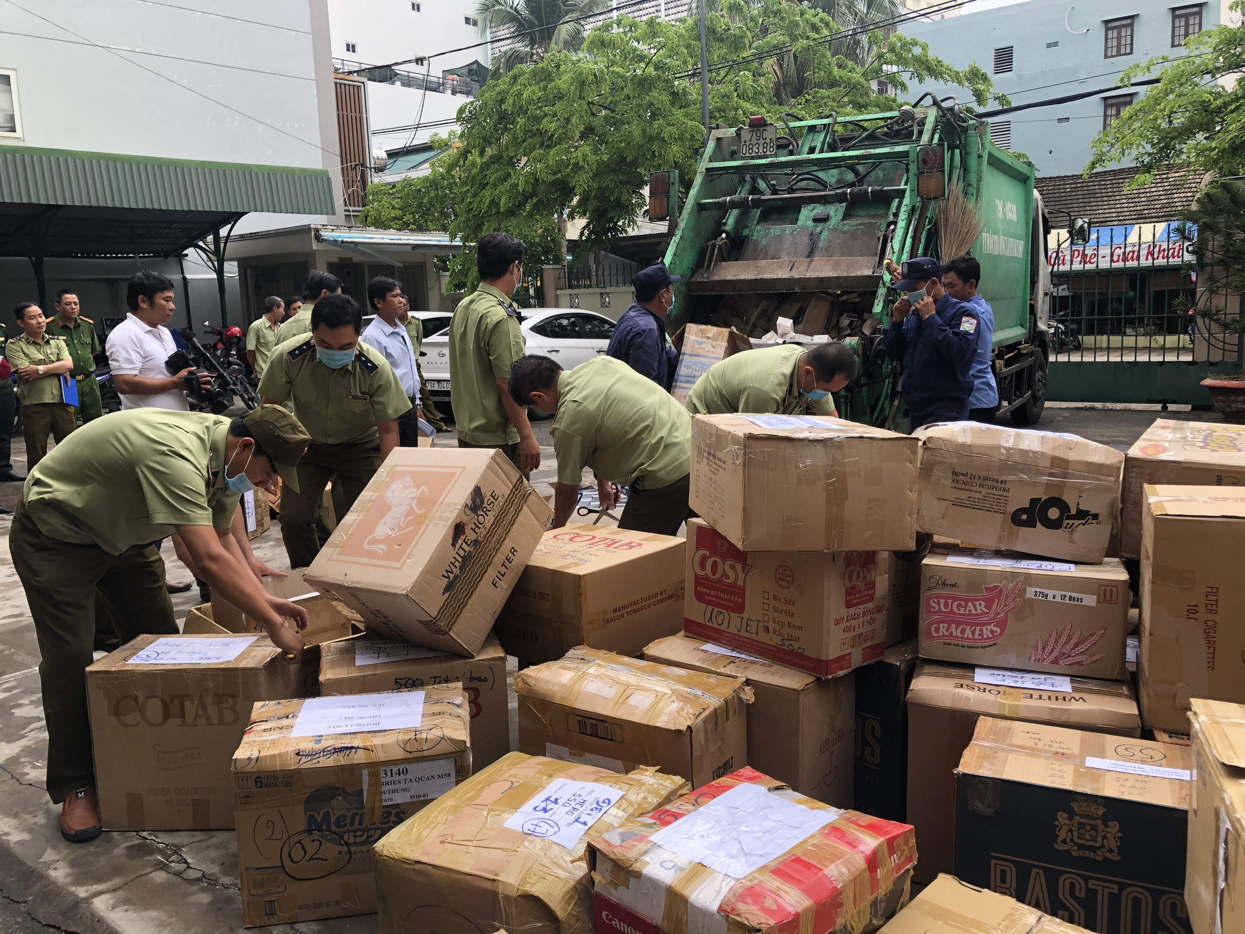 Kh&aacute;nh H&ograve;a: Thi&ecirc;u hủy h&agrave;ng vạn bao thuốc l&aacute; nhập lậu - Ảnh 1.