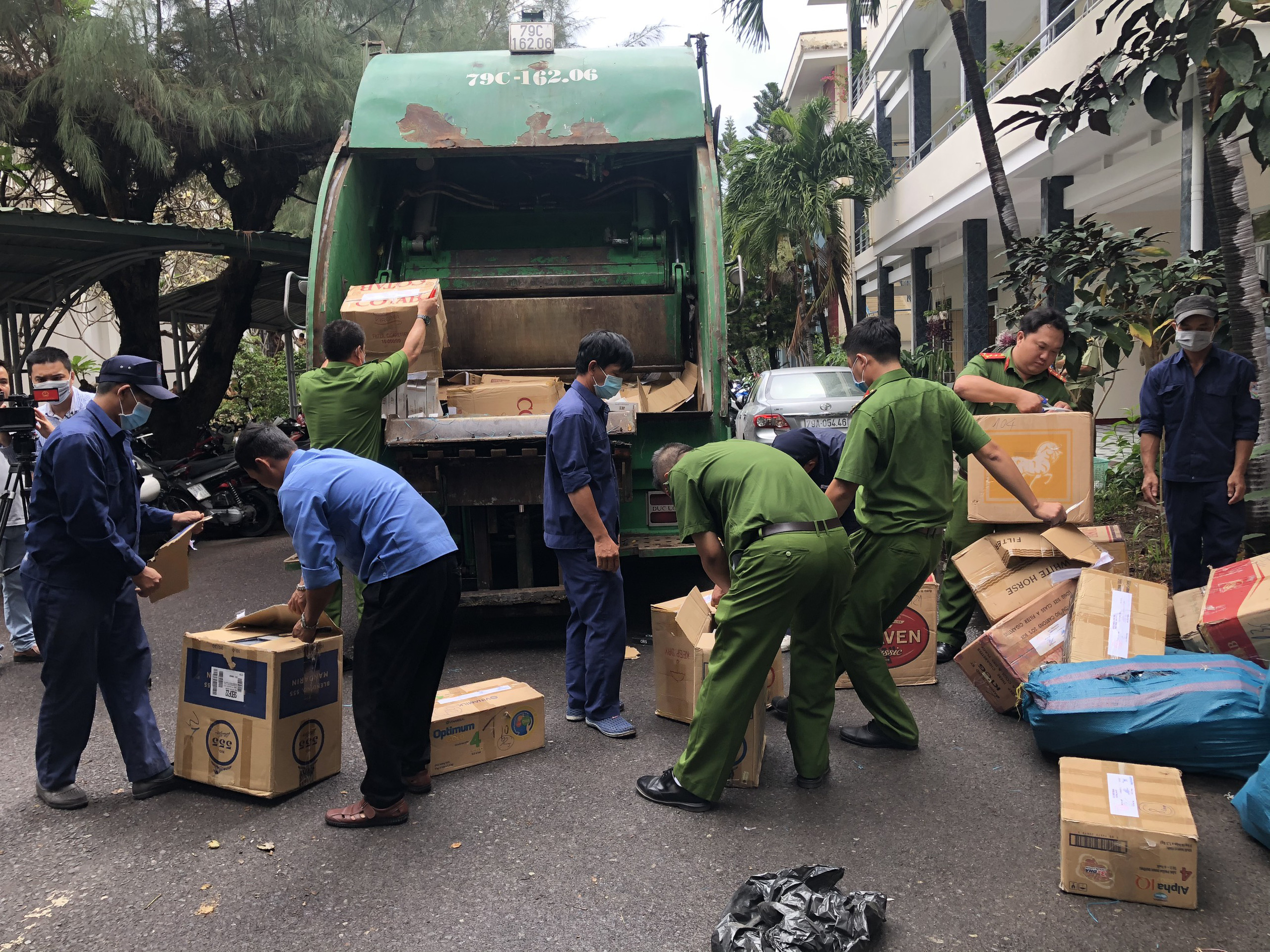 Kh&aacute;nh H&ograve;a: Thi&ecirc;u hủy h&agrave;ng vạn bao thuốc l&aacute; nhập lậu - Ảnh 2.