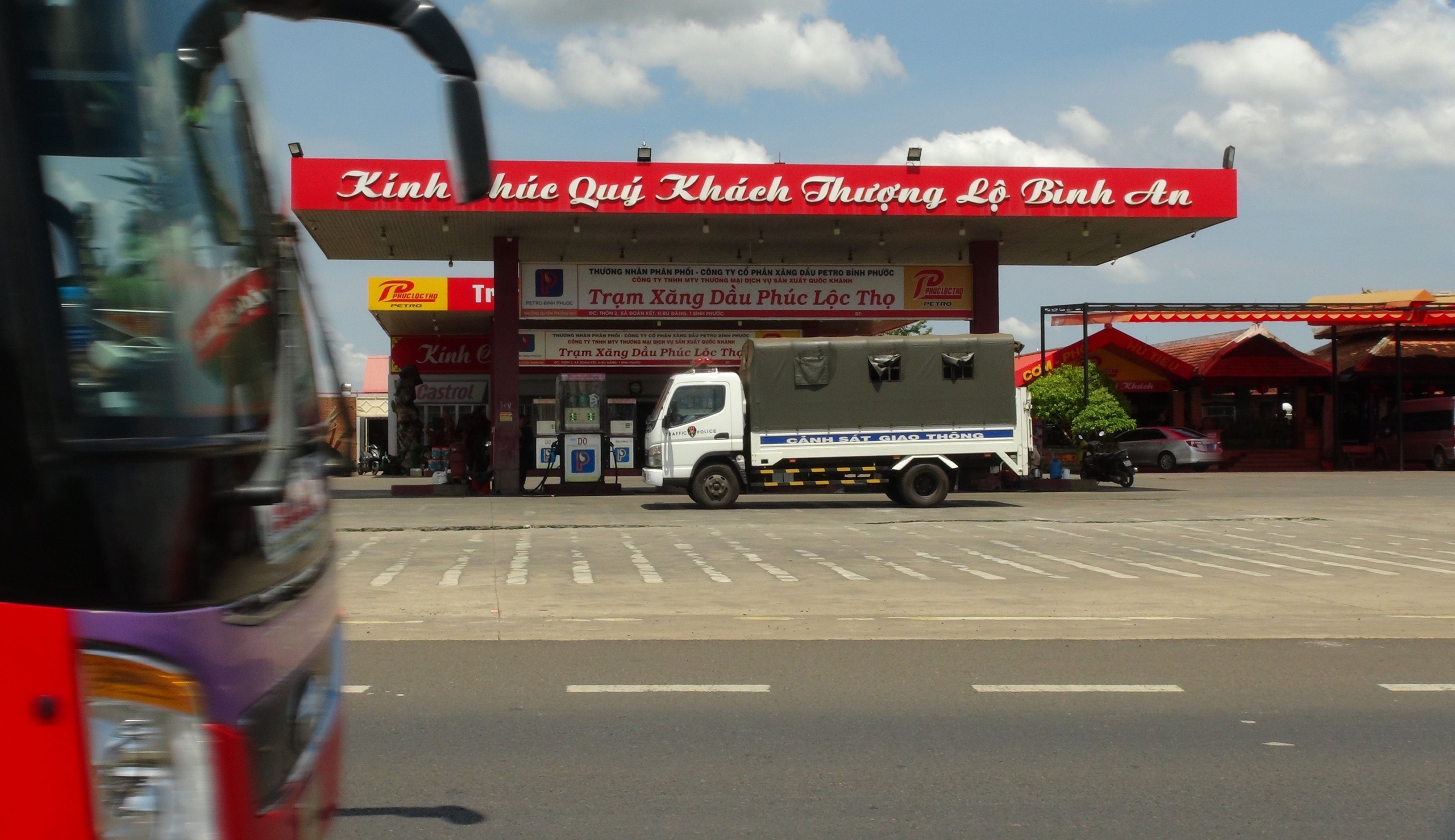 Công an phong tỏa, khám xét 1 cây xăng trên Quốc lộ 14 - Ảnh 2.