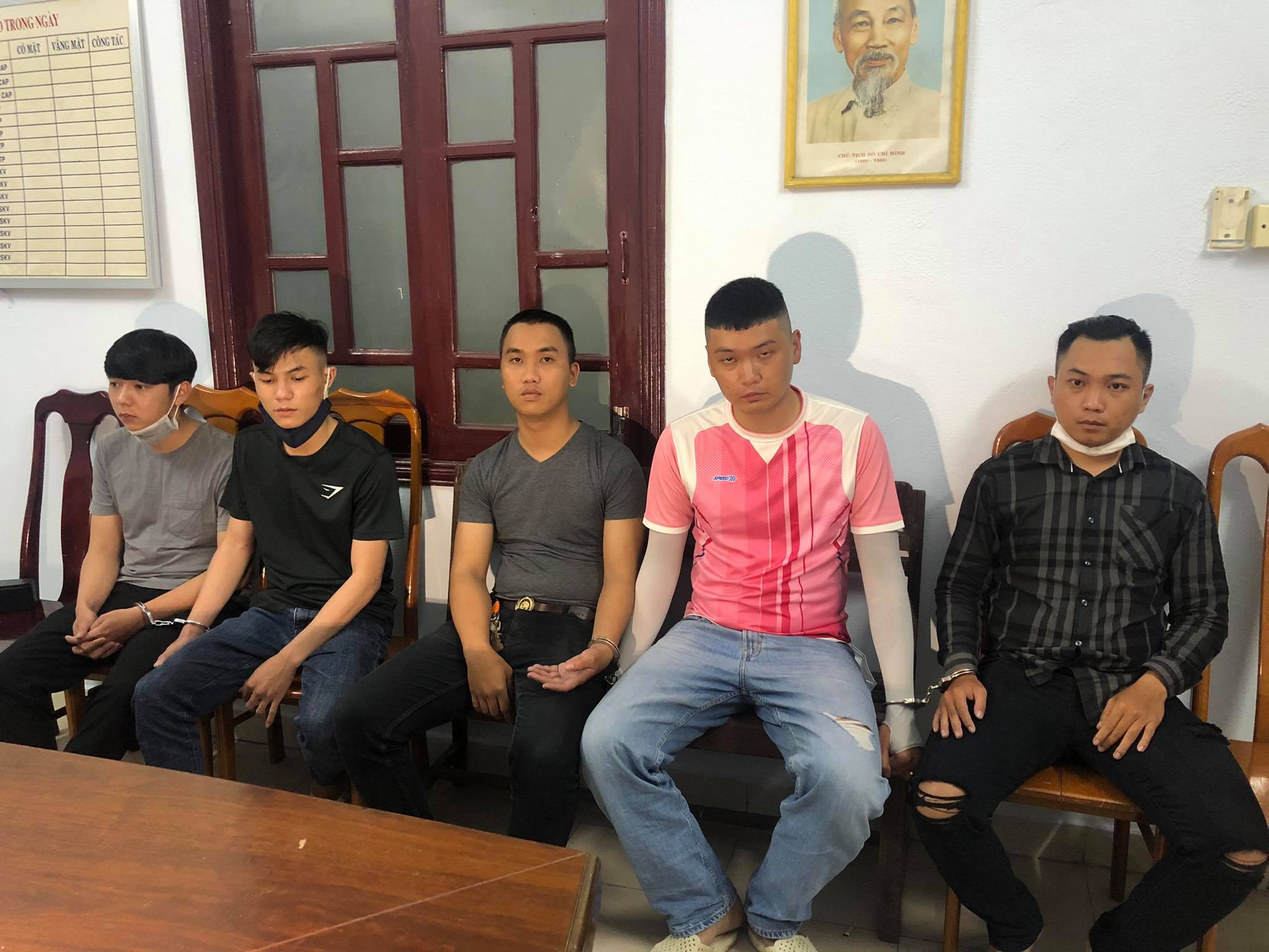 Bị cướp xe vì giao ma túy đểu làm bằng thuốc tây và đường phèn