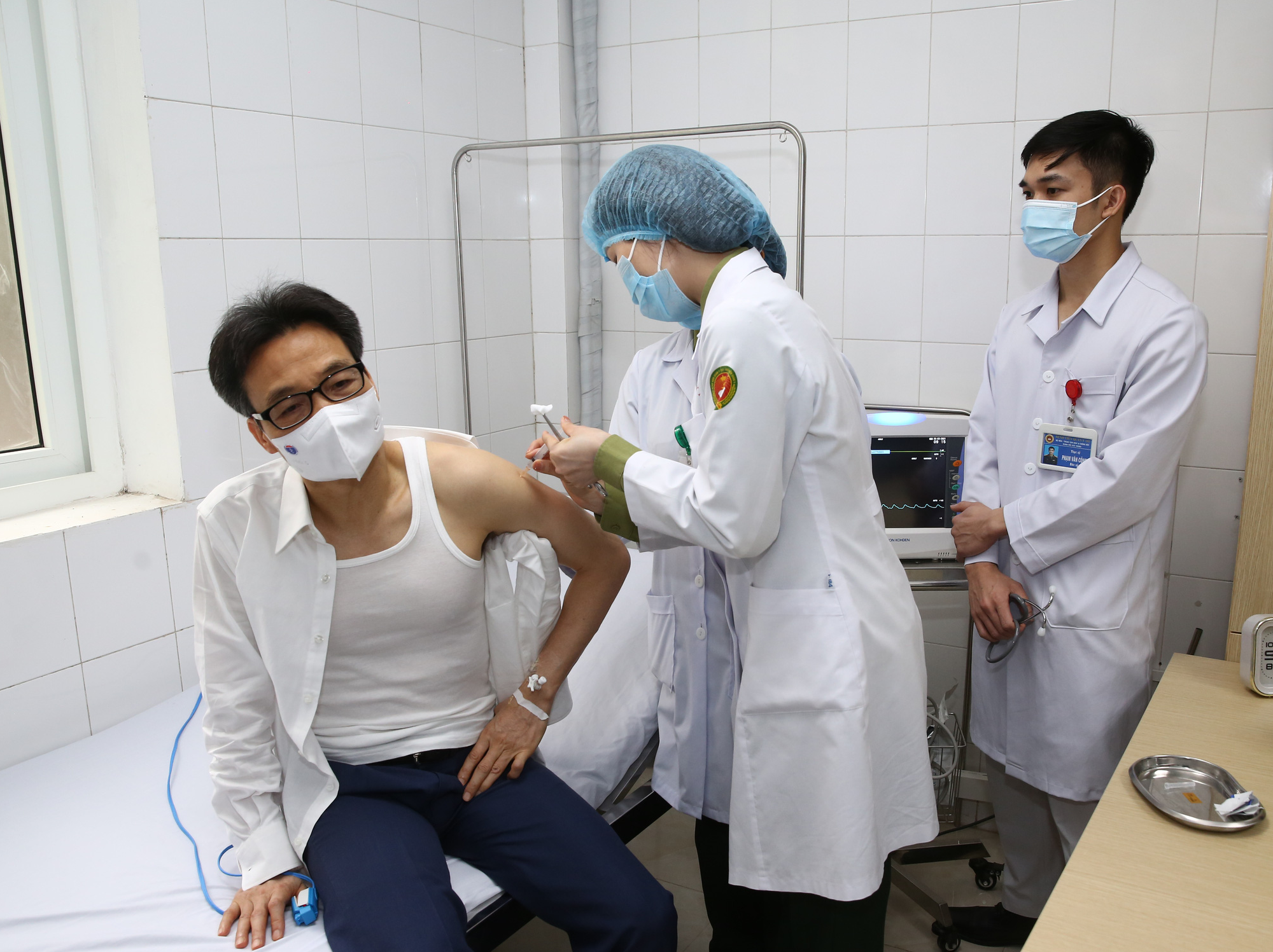 Ph&oacute; Thủ tướng Vũ Đức Đam ti&ecirc;m mũi 2 vắc-xin Nano Covax ngừa Covid-19 - Ảnh 1.