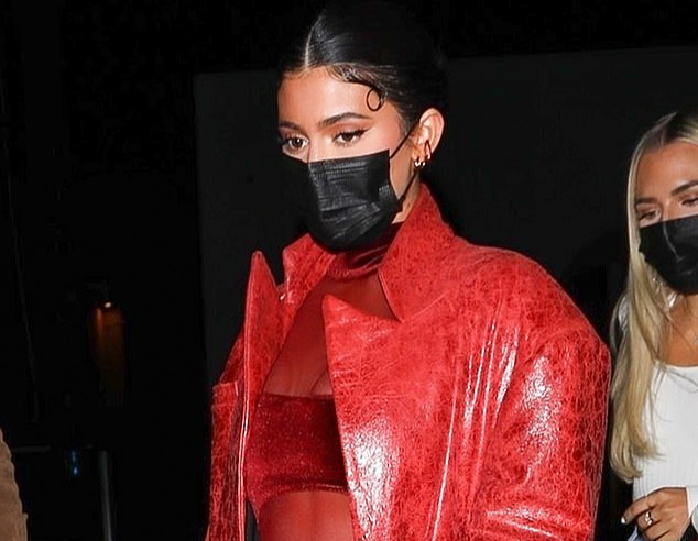 Kylie Jenner mặc hở độc, lạ đến chúc mừng Justin Bieber
