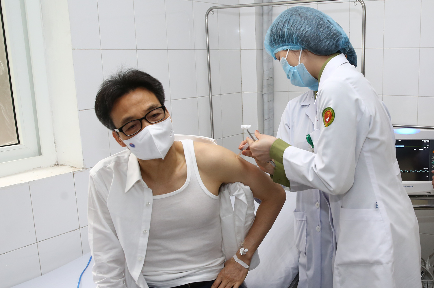 Phó Thủ tướng Vũ Đức Đam tiêm mũi 2 vắc-xin Nano Covax ngừa Covid-19