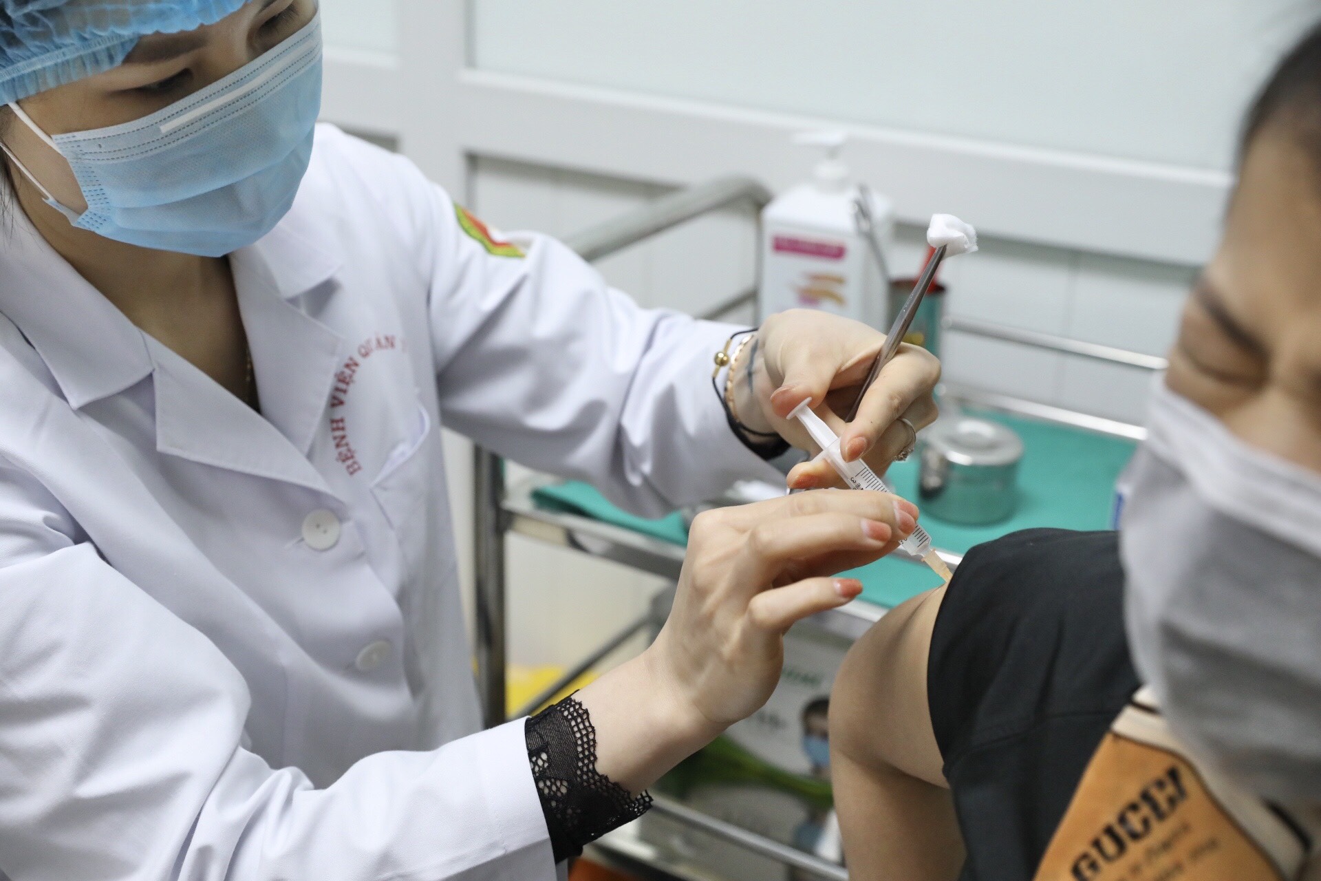 Ph&oacute; Thủ tướng Vũ Đức Đam ti&ecirc;m mũi 2 vắc-xin Nano Covax ngừa Covid-19 - Ảnh 2.