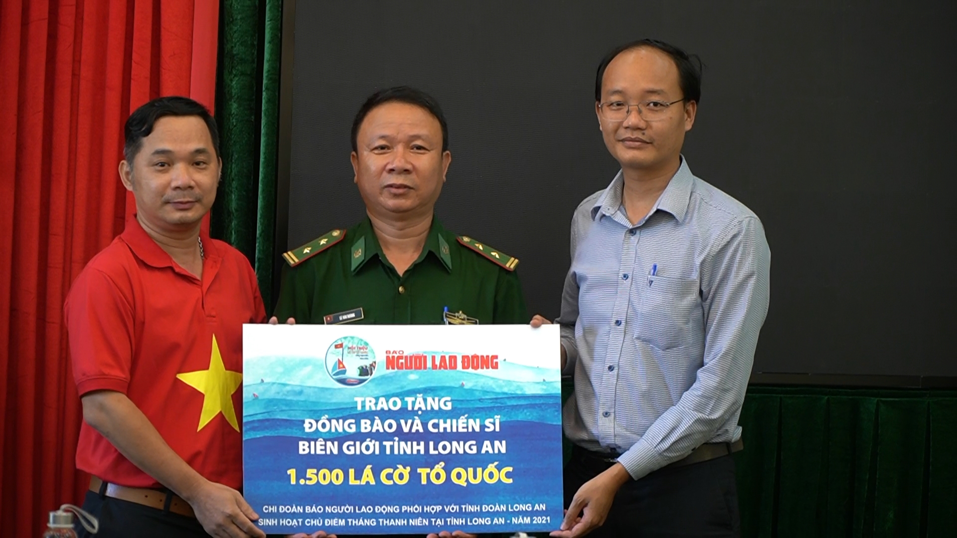 Tặng 1.500 cờ Tổ quốc cho qu&acirc;n, d&acirc;n bi&ecirc;n giới ở Long An - Ảnh 1.