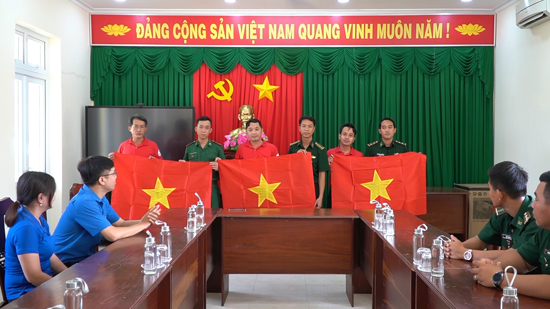 Tặng 1.500 cờ Tổ quốc cho quân, dân biên giới ở Long An