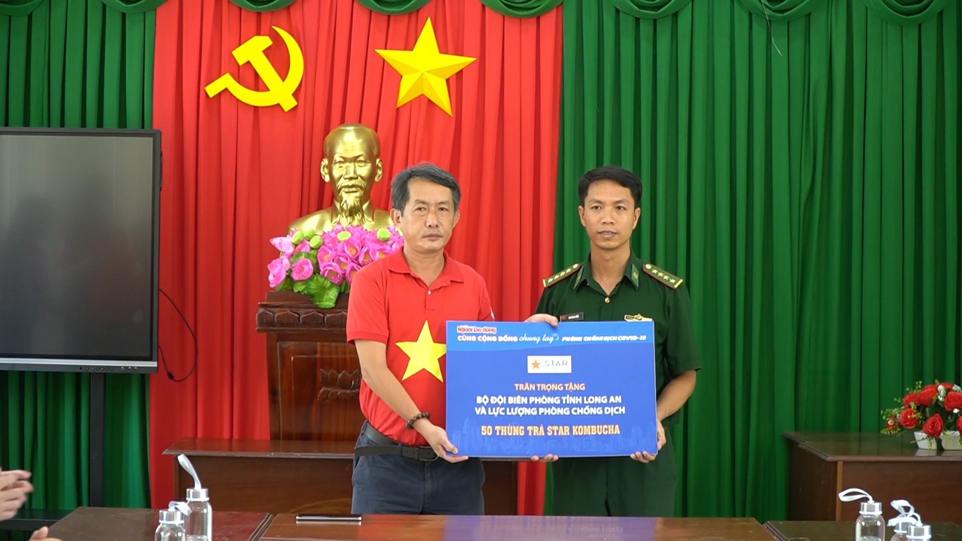 Tặng 1.500 cờ Tổ quốc cho qu&acirc;n, d&acirc;n bi&ecirc;n giới ở Long An - Ảnh 4.