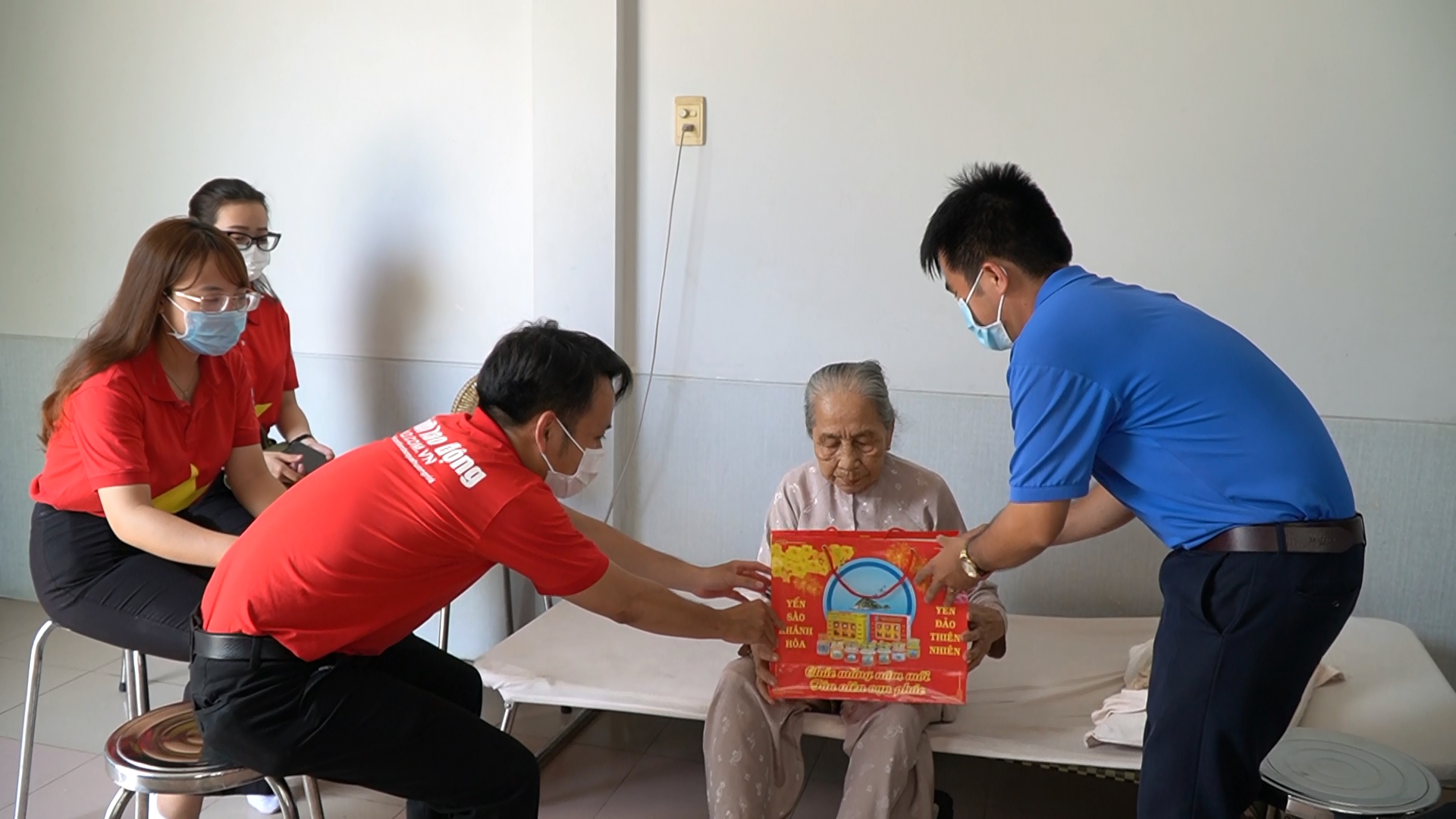 Tặng 1.500 cờ Tổ quốc cho qu&acirc;n, d&acirc;n bi&ecirc;n giới ở Long An - Ảnh 5.