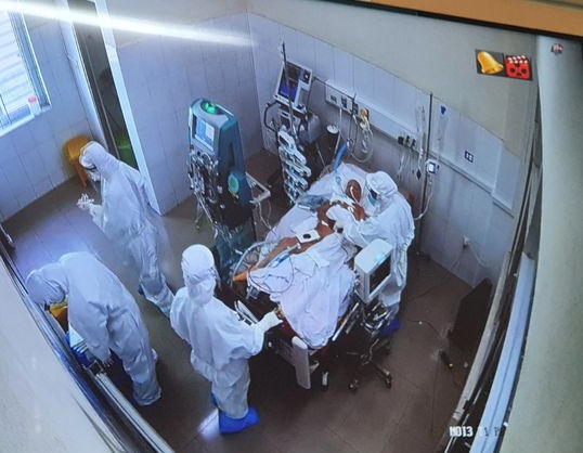 Chuyển bệnh nhân Covid-19 nặng nhất Đà Nẵng về TP HCM chữa bệnh nền - Ảnh 1.