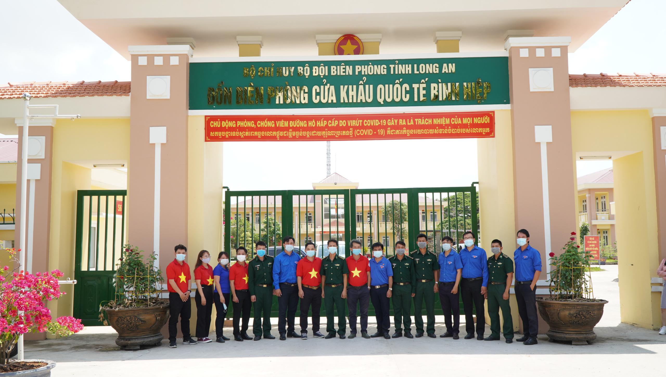 Tặng 1.500 cờ Tổ quốc cho qu&acirc;n, d&acirc;n bi&ecirc;n giới ở Long An - Ảnh 2.