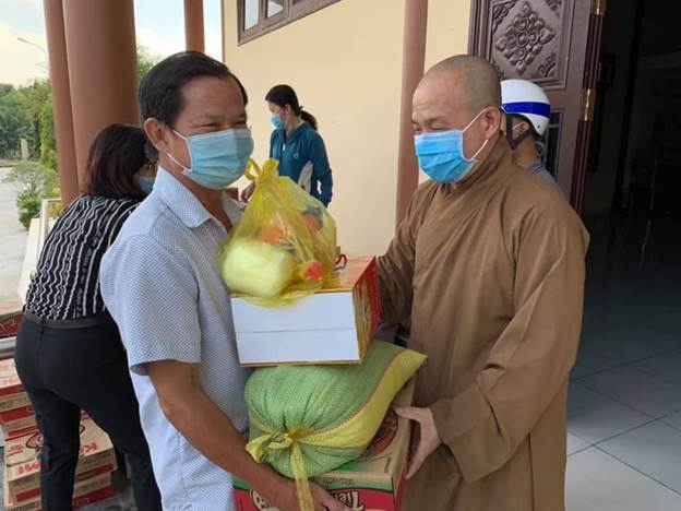 Đại đức Thích Trí Huệ trao gần 4.000 suất quà cho bà con nghèo