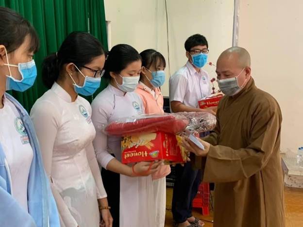 Đại đức Th&iacute;ch Tr&iacute; Huệ trao gần 4000 suất qu&agrave; cho b&agrave; con ngh&egrave;o dịp Tết T&acirc;n Sửu 2021 - Ảnh 3.