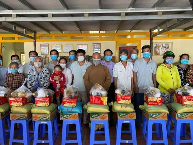 Đại đức Th&iacute;ch Tr&iacute; Huệ trao gần 4000 suất qu&agrave; cho b&agrave; con ngh&egrave;o dịp Tết T&acirc;n Sửu 2021 - Ảnh 1.