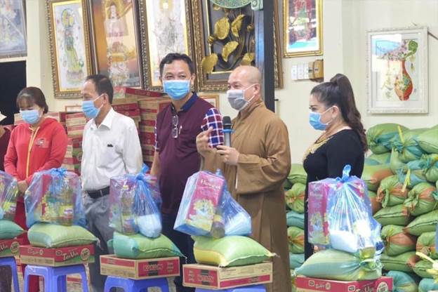 Đại đức Th&iacute;ch Tr&iacute; Huệ trao gần 4000 suất qu&agrave; cho b&agrave; con ngh&egrave;o dịp Tết T&acirc;n Sửu 2021 - Ảnh 5.