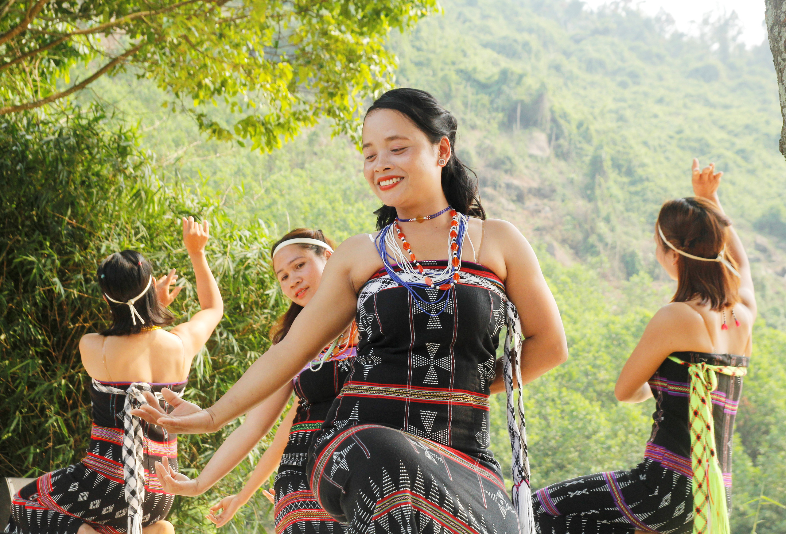 Đặc sắc lễ hội văn h&oacute;a M&ugrave;a y&ecirc;u Toom Sara Fest của người Cơ Tu
