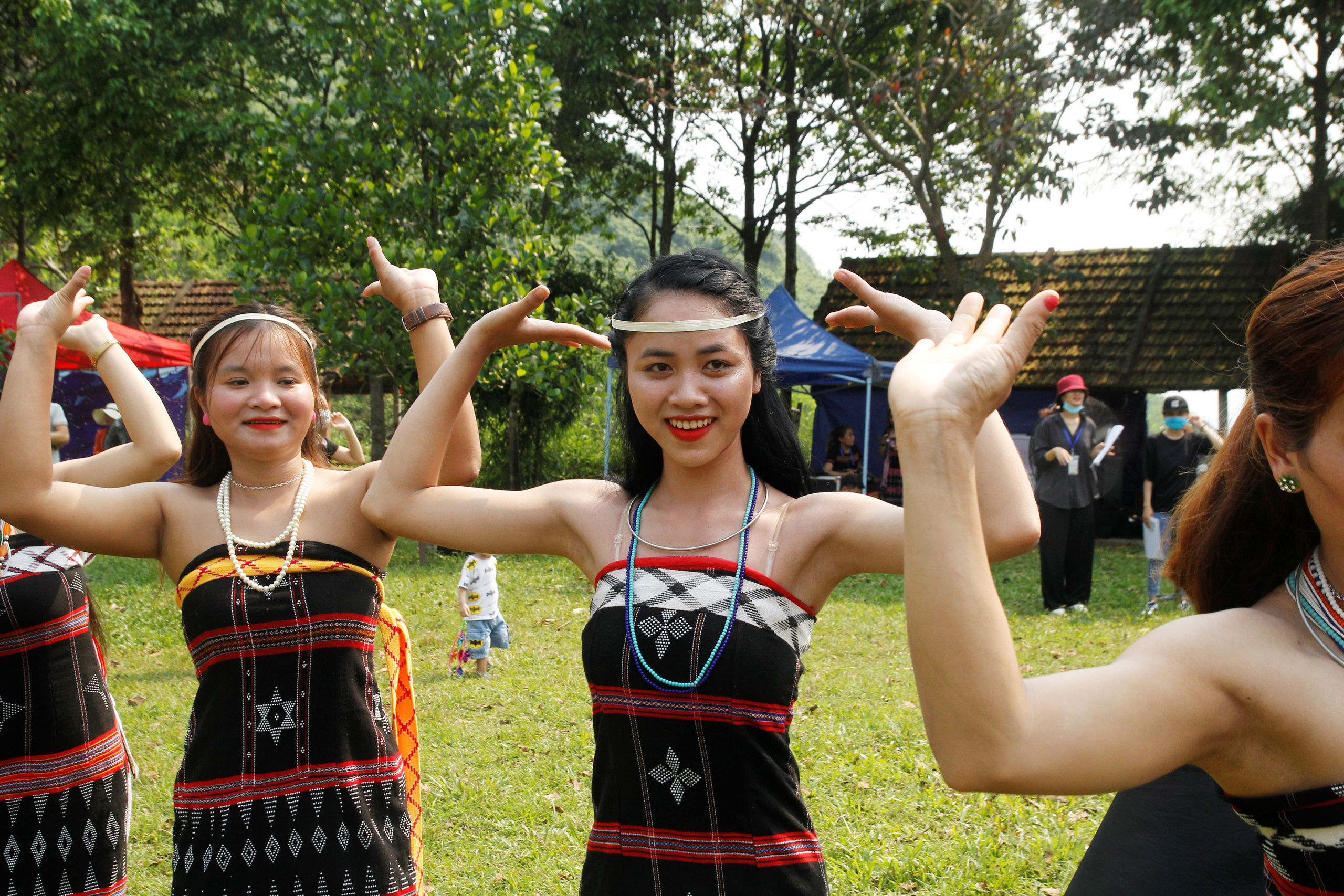Đặc sắc lễ hội văn h&oacute;a M&ugrave;a y&ecirc;u Toom Sara Fest của người Cơ Tu - Ảnh 3.