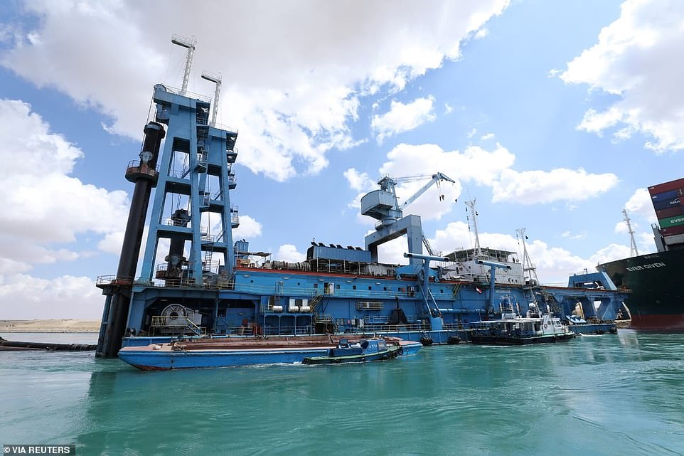 Chủ si&ecirc;u t&agrave;u mắc kẹt ở k&ecirc;nh đ&agrave;o Suez đang chờ trời gi&uacute;p - Ảnh 2.