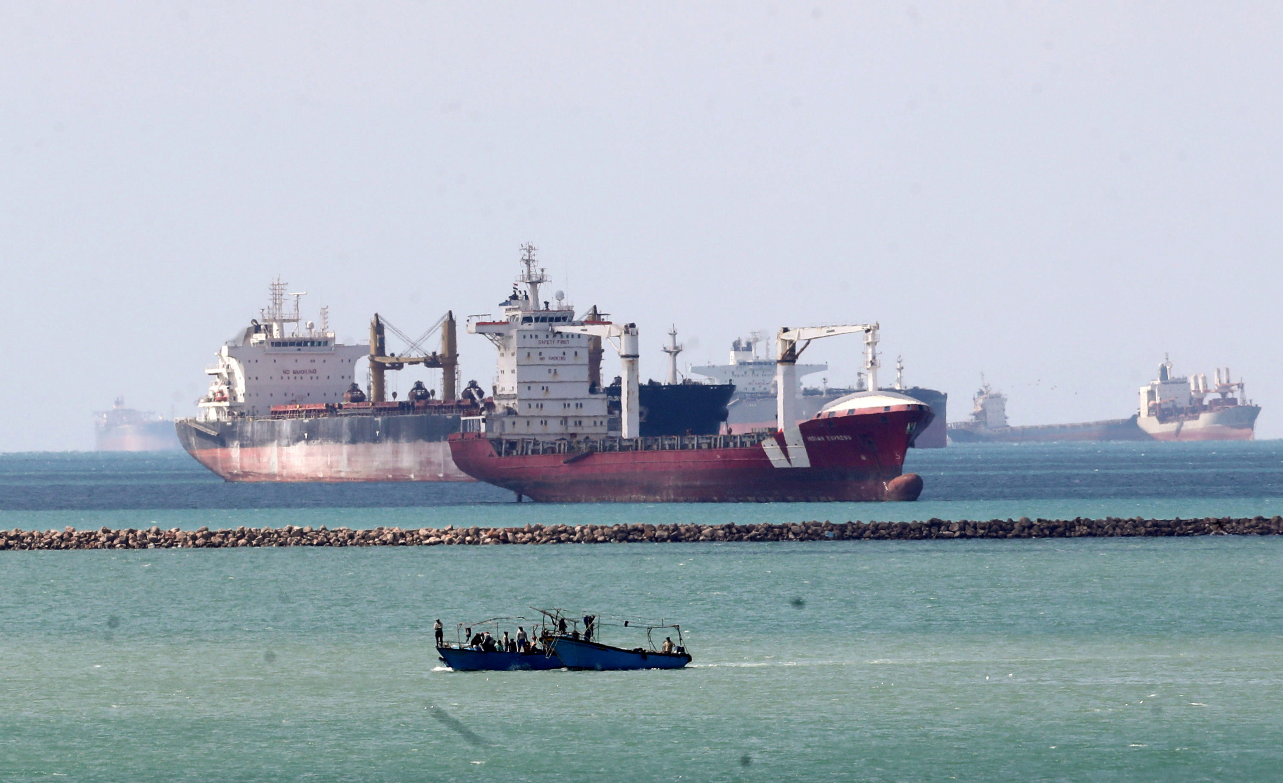 Tăng tốc giải cứu tàu mắc kẹt trên kênh đào Suez