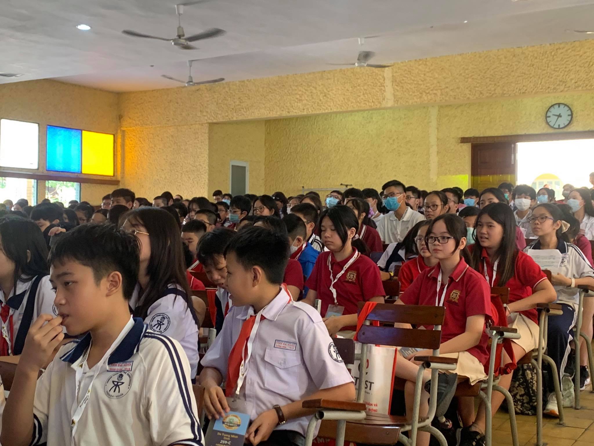 Cho&aacute;ng với m&agrave;n so t&agrave;i bằng tiếng Anh của học sinh TP HCM - Ảnh 2.