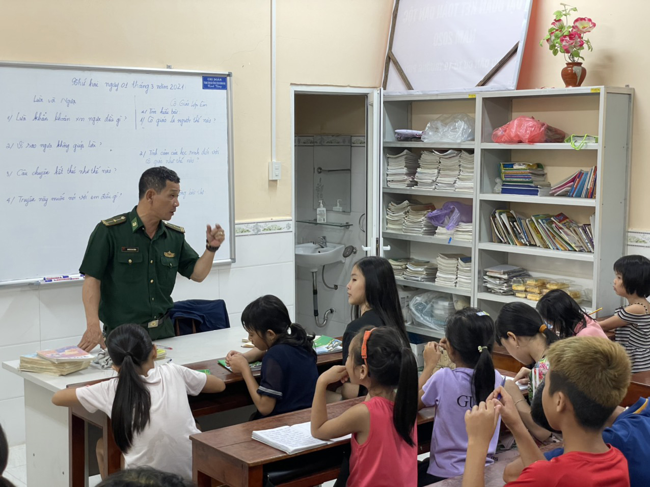 17 năm dạy cho trẻ em nghèo - Ảnh 1.