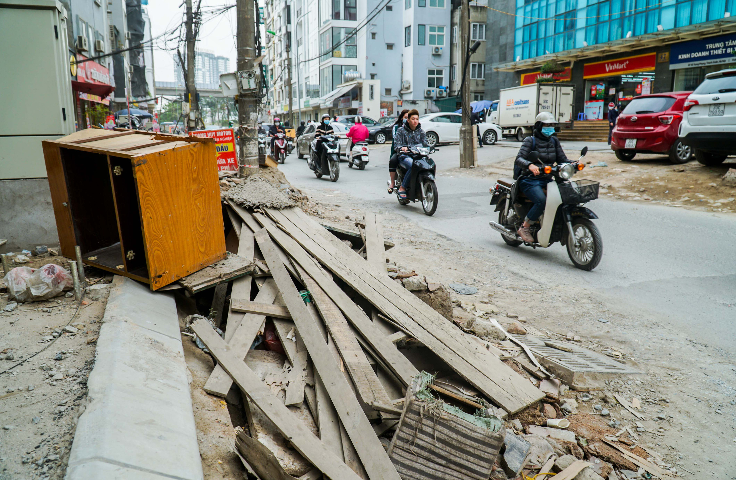 CLIP: Những cột điện xi&ecirc;u vẹo, đinh sắt lổn nhổn tr&ecirc;n đường đang cải tạo trị gi&aacute; 366 tỉ đồng - Ảnh 8.