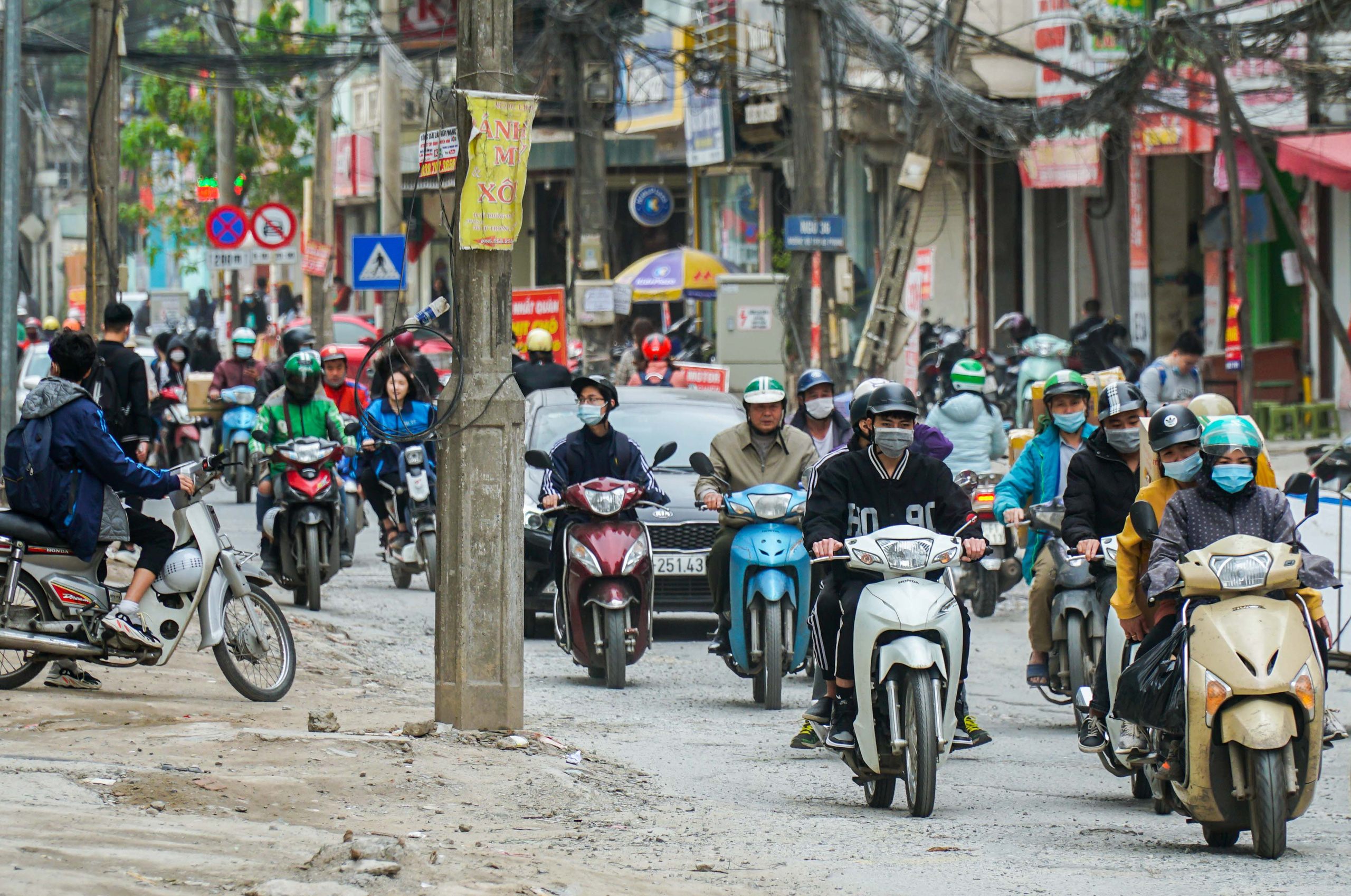 CLIP: Những cột điện xi&ecirc;u vẹo, đinh sắt lổn nhổn tr&ecirc;n đường đang cải tạo trị gi&aacute; 366 tỉ đồng - Ảnh 6.