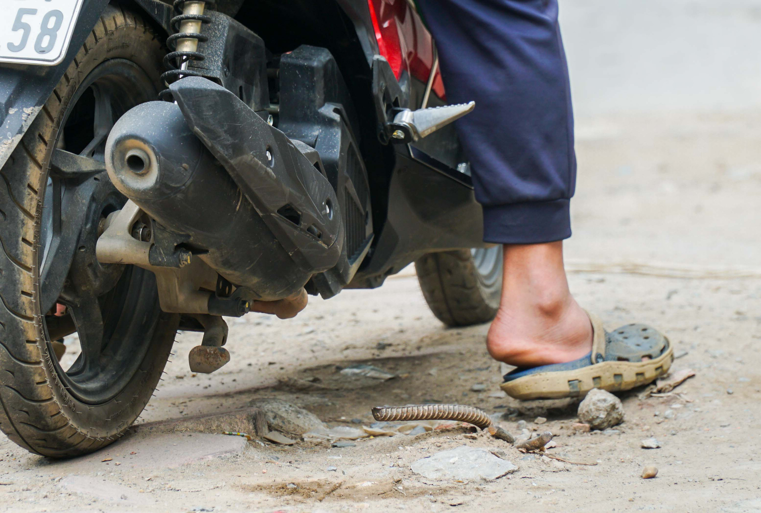 CLIP: Những cột điện xi&ecirc;u vẹo, đinh sắt lổn nhổn tr&ecirc;n đường đang cải tạo trị gi&aacute; 366 tỉ đồng - Ảnh 14.