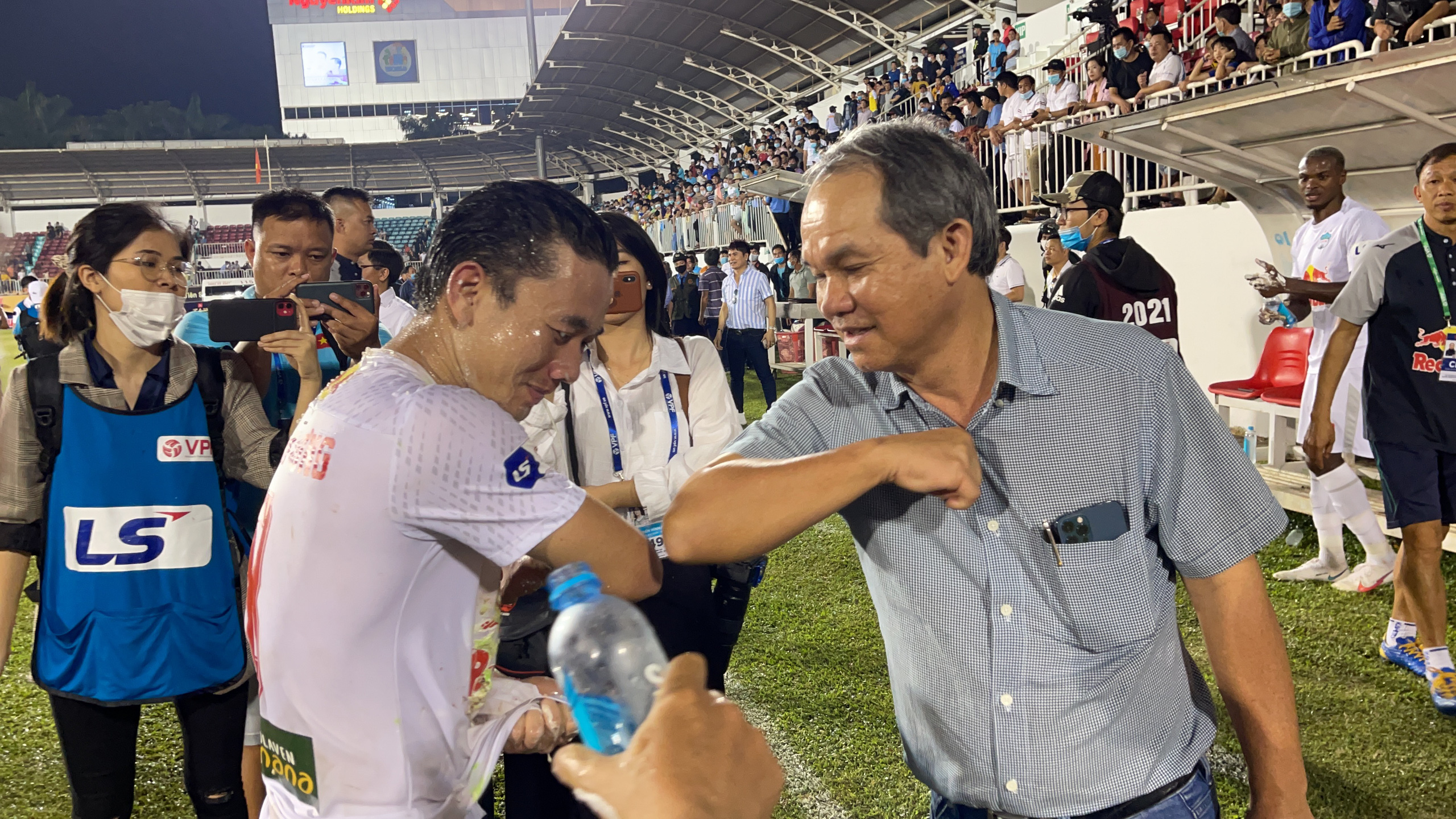 Lee Nguyễn qu&ecirc;n chuyện kh&ocirc;ng vui với Kiatisak - Ảnh 2.