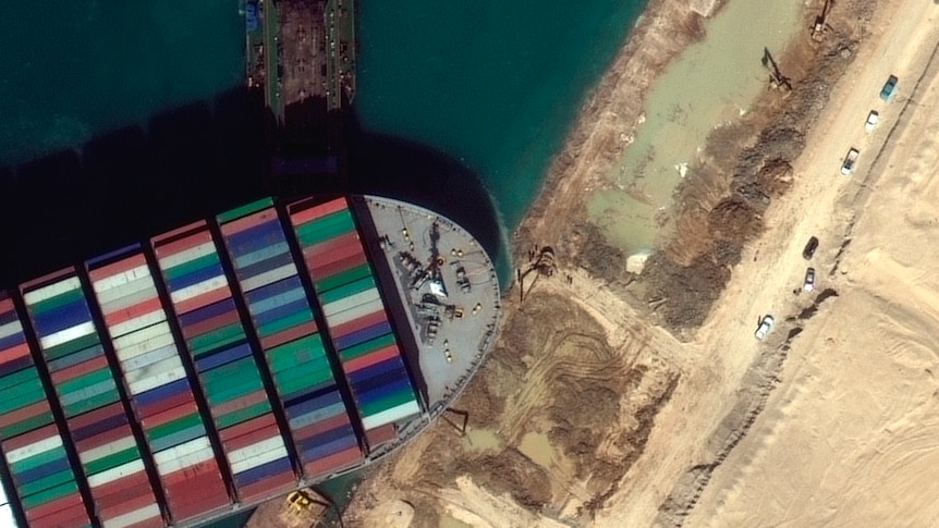 Tàu container mắc kẹt trên kênh đào Suez nhích nhẹ