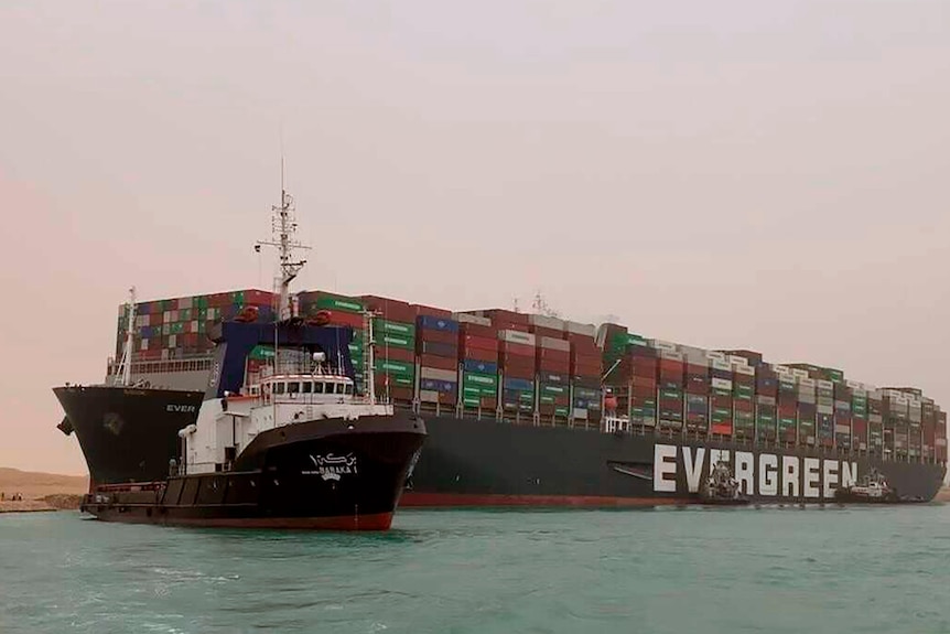 T&agrave;u container mắc kẹt tr&ecirc;n k&ecirc;nh đ&agrave;o Suez nh&iacute;ch nhẹ - Ảnh 2.