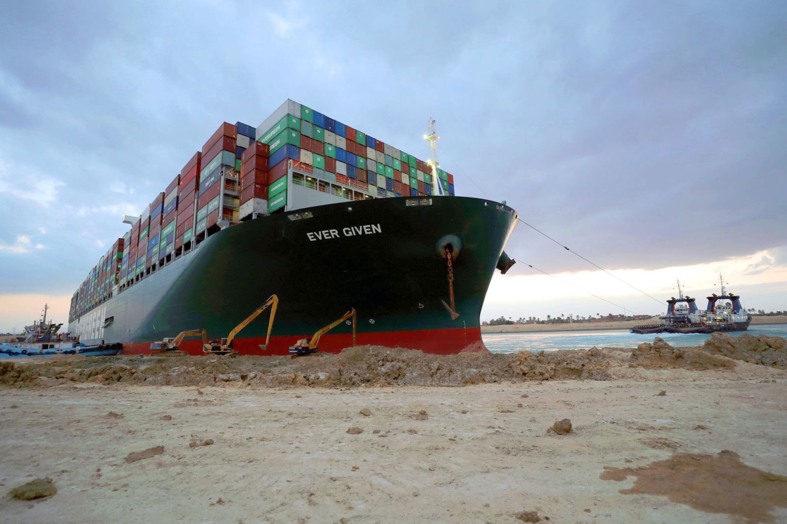To&agrave;n cảnh giải cứu si&ecirc;u t&agrave;u mắc cạn tr&ecirc;n k&ecirc;nh đ&agrave;o Suez - Ảnh 1.