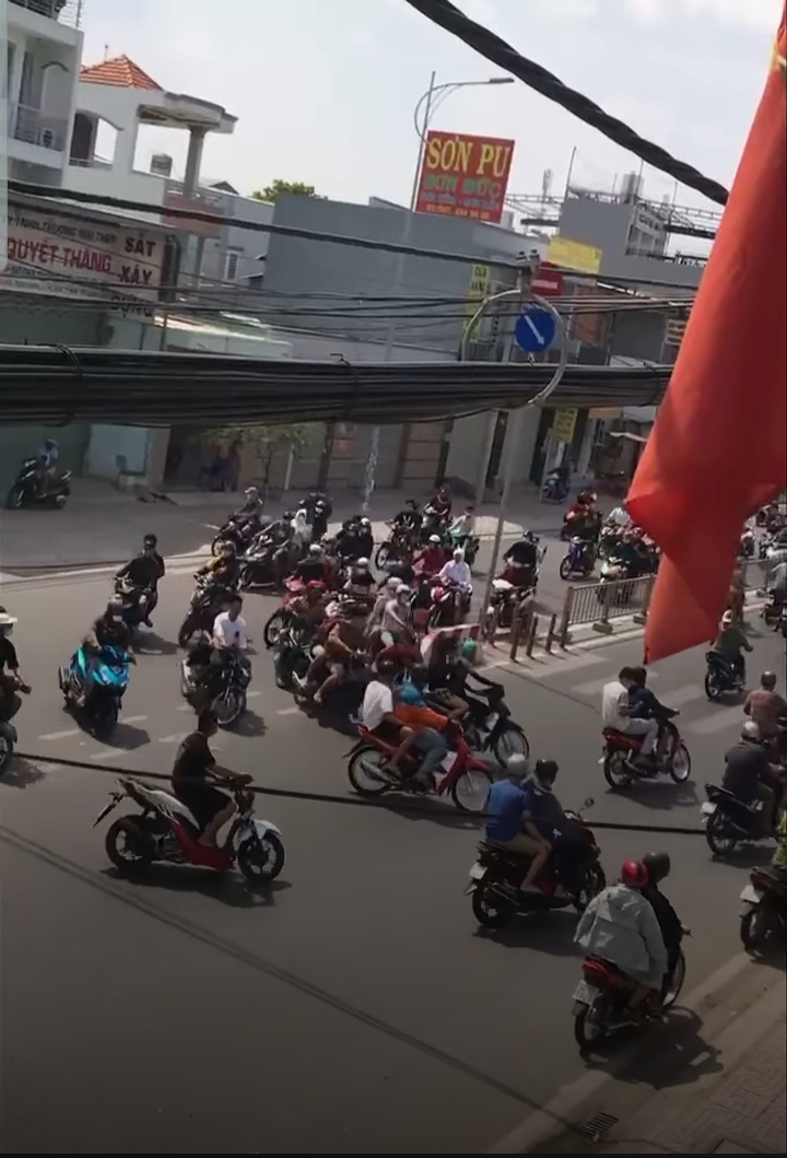 Công an huyện Hóc Môn đang truy tìm đoàn quái xế dàn hàng, nẹt pô trên đường - Ảnh 2.