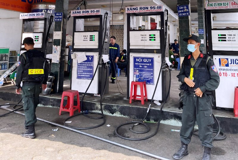 Công an khám xét nhiều cây xăng, bắt thêm 2 chủ doanh nghiệp vụ xăng giả "khủng"