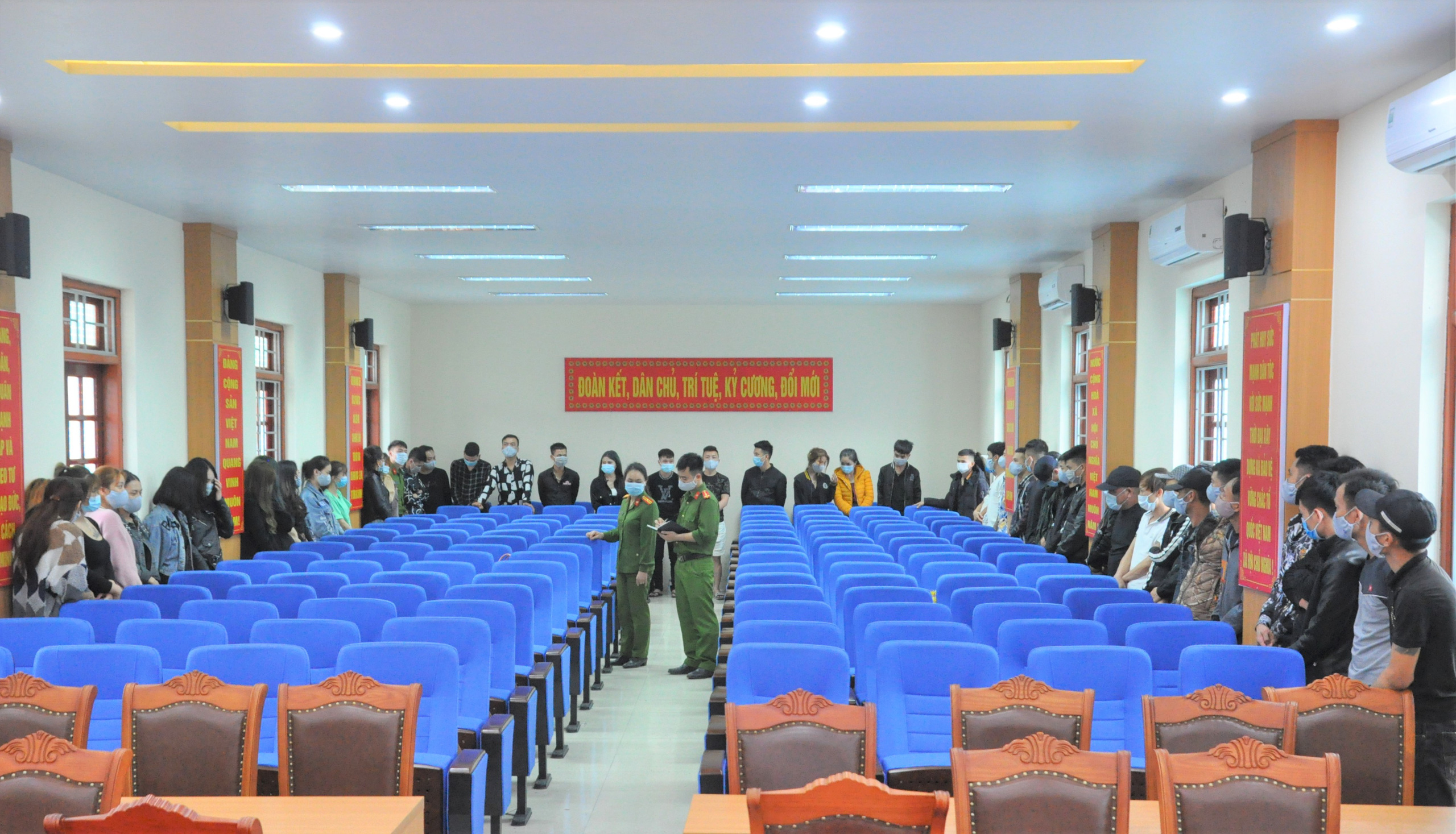 Hơn 40 d&acirc;n chơi  th&aacute;c loạn với ma t&uacute;y tại qu&aacute;n karaoke - Ảnh 2.
