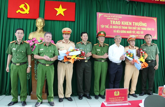 2 c&aacute;n bộ CSGT mở đường đưa sản phụ sinh tr&ecirc;n &ocirc;t&ocirc; đến bệnh viện được khen thưởng