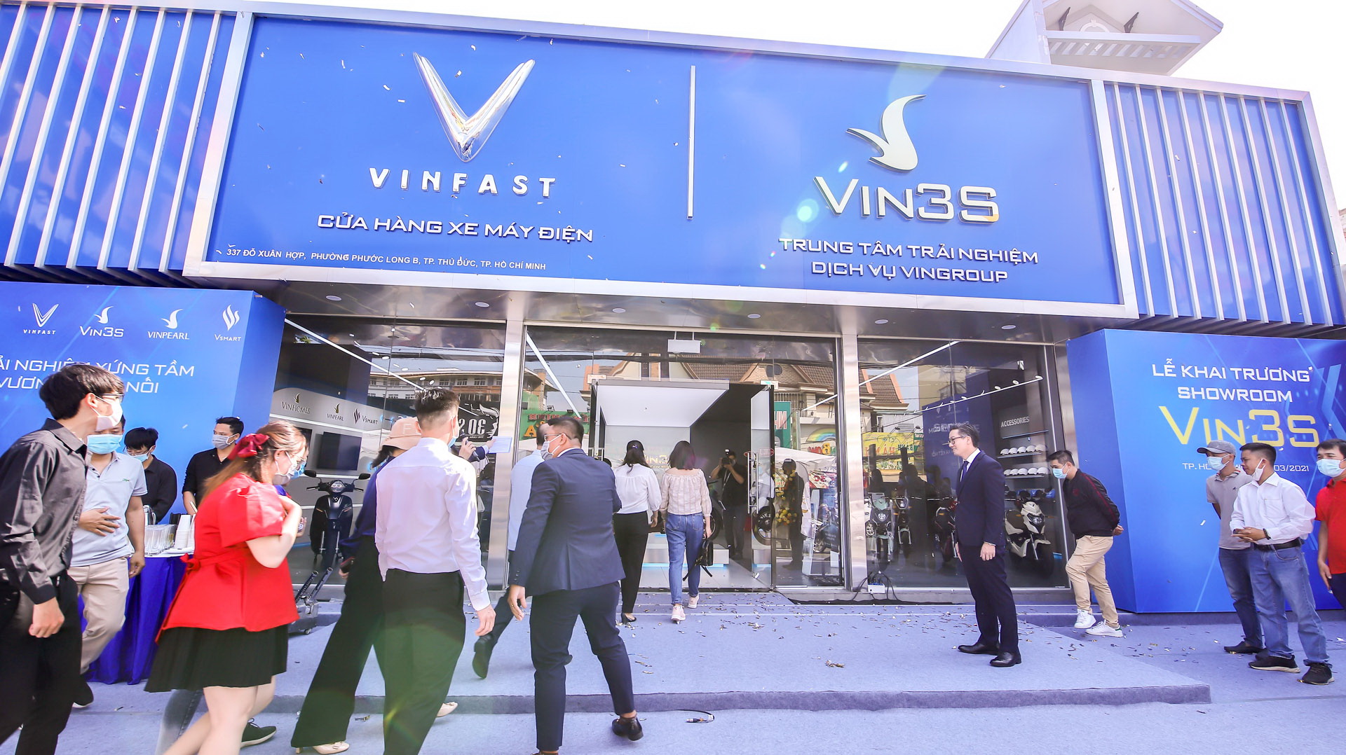 VinFast tặng pin lithium cho kh&aacute;ch h&agrave;ng mua xe m&aacute;y điện VinFast Ludo v&agrave; Impes - Ảnh 1.