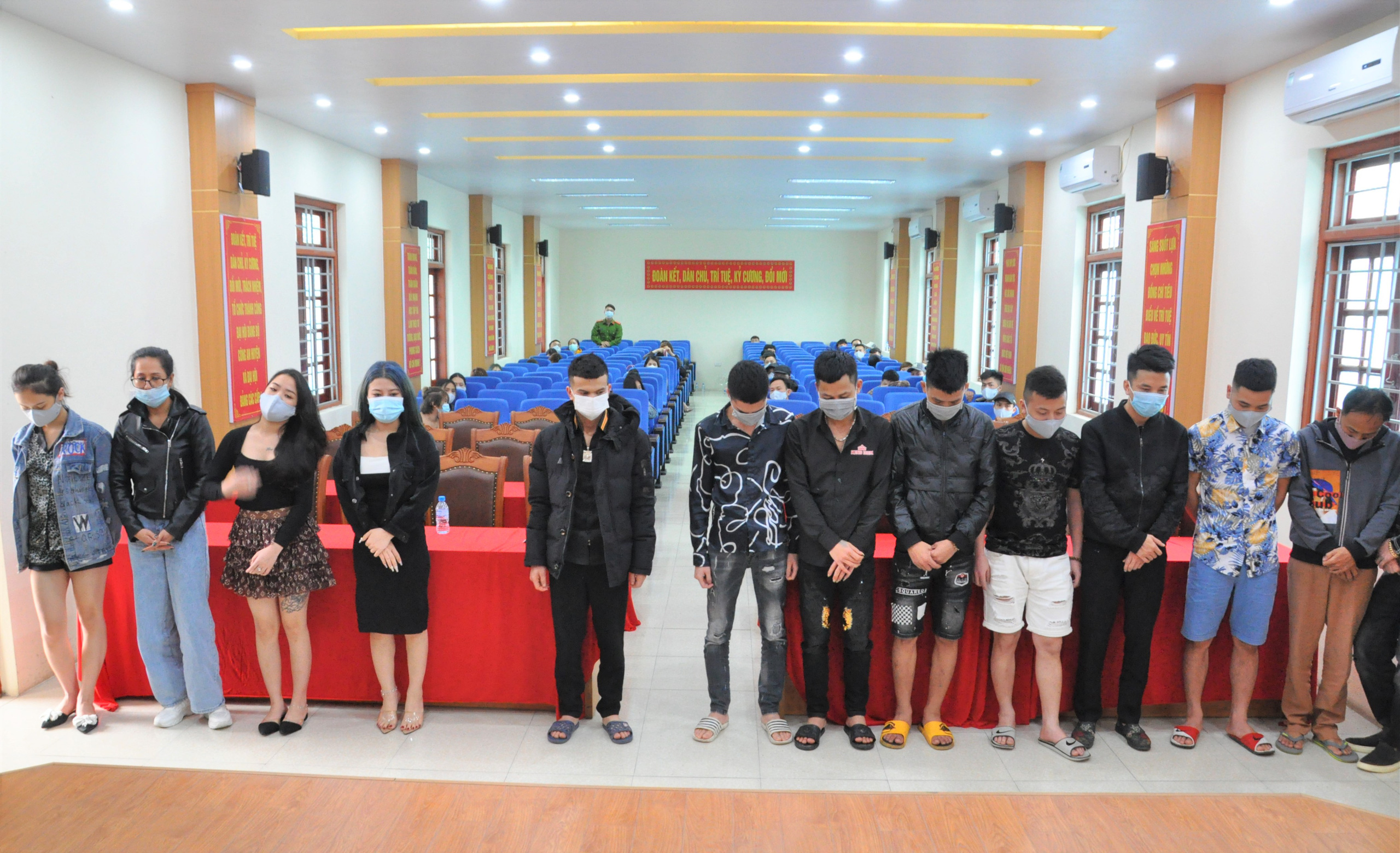 Hơn 40 "dân chơi" thác loạn với ma túy tại quán karaoke