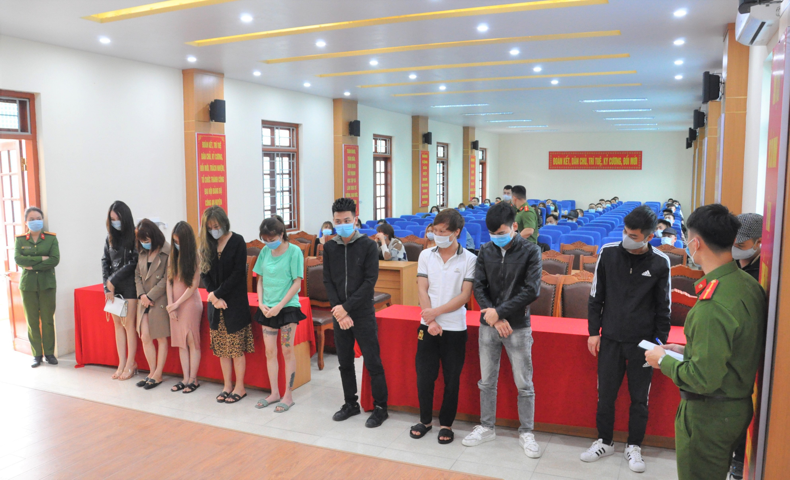 Hơn 40 d&acirc;n chơi  th&aacute;c loạn với ma t&uacute;y tại qu&aacute;n karaoke - Ảnh 3.