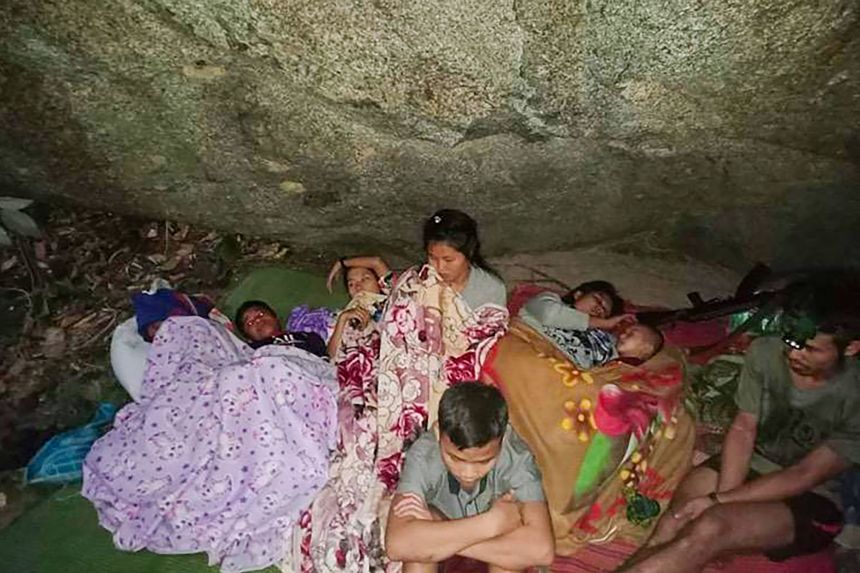 Hàng ngàn người Myanmar chạy sang Thái Lan