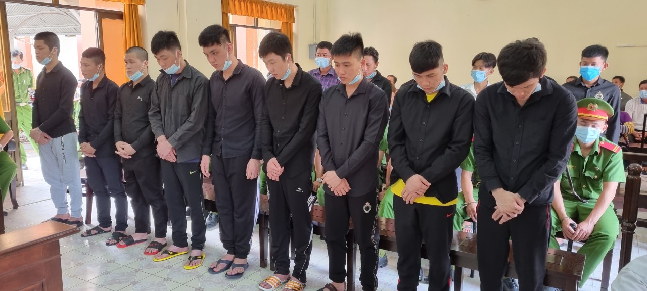 Vì 1 nữ tiếp viên karaoke, 16 thanh niên lãnh gần 100 năm tù