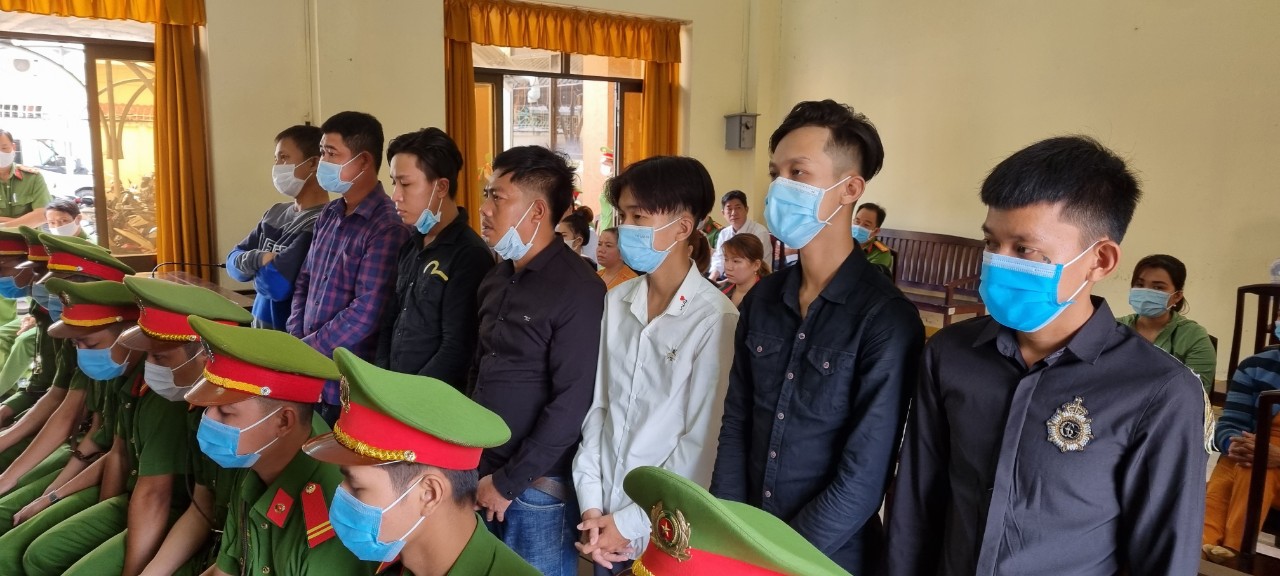 V&igrave; 1 nữ tiếp vi&ecirc;n karaoke, 16 thanh ni&ecirc;n l&atilde;nh gần 100 năm t&ugrave; - Ảnh 2.