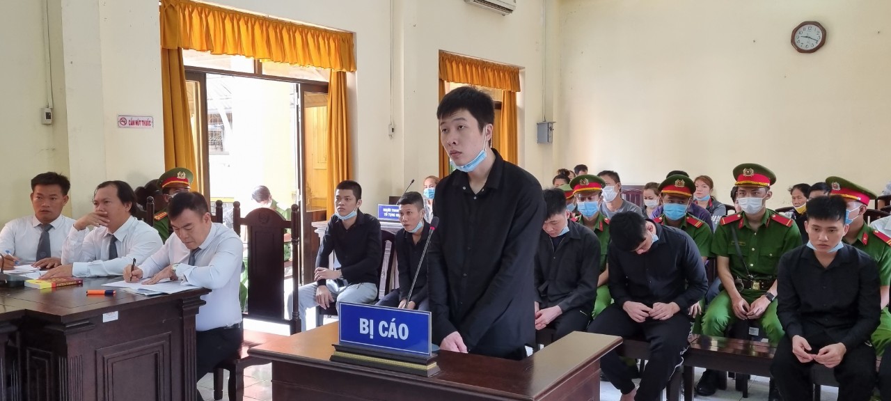 V&igrave; 1 nữ tiếp vi&ecirc;n karaoke, 16 thanh ni&ecirc;n l&atilde;nh gần 100 năm t&ugrave; - Ảnh 3.